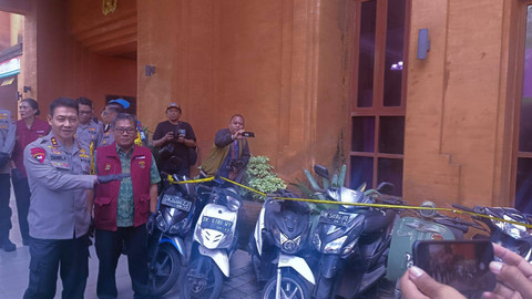 Polisi menunjukkan barang bukti kasus rentenir Agus Weng-weng, Rabu (5/11/2024).  Foto: Denita BR Matondang/kumparan