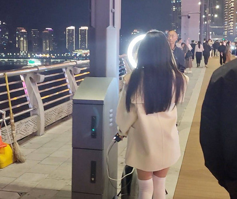 Live streamer di jalanan Chongqing, China, 9 November 2023. Dok: Antara/Desca Lidya Natalia