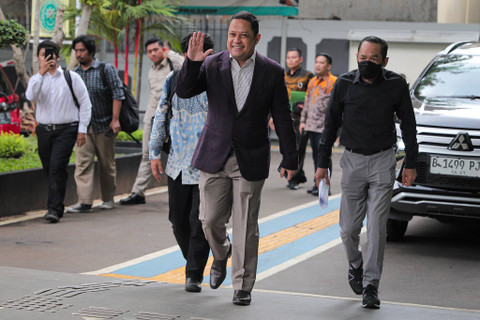Tim Kuasa Hukum Eks Mendag RI 2015-2016 Thomas Trikasih Lembong, Ari Yusuf Amir tiba untuk mendaftarkan gugatan praperadilan terkait penetapan status tersangka oleh Kejaksaan Agung di Kantor Pengadilan Negeri Jakarta Selatan, Selasa (5/11/2024). Foto: Iqbal Firdaus/kumparan