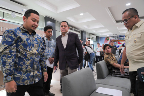 Tim Kuasa Hukum Eks Mendag RI 2015-2016 Thomas Trikasih Lembong, Ari Yusuf Amir tiba untuk mendaftarkan gugatan praperadilan terkait penetapan status tersangka oleh Kejaksaan Agung di Kantor Pengadilan Negeri Jakarta Selatan, Selasa (5/11/2024). Foto: Iqbal Firdaus/kumparan