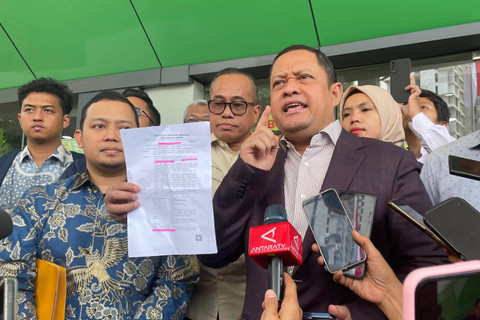 Tim Kuasa Hukum Eks Mendag RI 2015-2016 Thomas Trikasih Lembong, Ari Yusuf Amir tiba untuk mendaftarkan gugatan praperadilan terkait penetapan status tersangka oleh Kejaksaan Agung di Kantor Pengadilan Negeri Jakarta Selatan, Selasa (5/11/2024). Foto: Fadhil Pramudya/kumparan