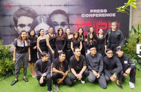 Sejumlah pemain serial horor 10:PM berfoto bersama, Selasa (5/11). Foto: Dok. Falcon Pictures