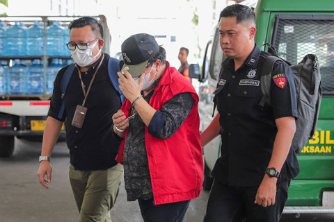 Erintuah Damanik, hakim Pengadilan Negeri (PN) Surabaya, yang telah ditetapkan tersangka kasus suap vonis bebas Ronald Tannur tiba di Gedung Kejaksaan Agung RI, Jakarta, Selasa (5/11/2024). Foto: Iqbal Firdaus/kumparan