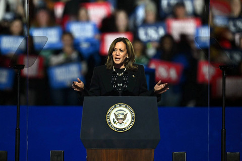 Wakil Presiden AS dan calon presiden dari Partai Demokrat Kamala Harris berpidato selama rapat umum kampanye di Benjamin Franklin Parkway di Philadelphia, Pennsylvania, Amerika Serikat, Senin (4/11/2024). Foto: Angela Weiss/AFP