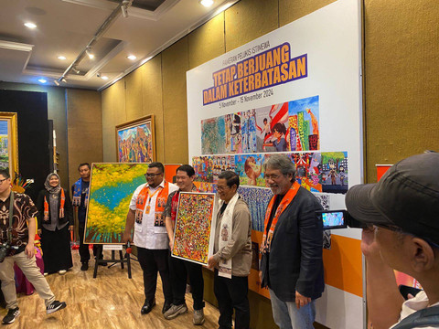Cagub Jakarta nomor urut 3 Pramono Anung di 75 Gallery, Mampang, Jakarta, membuka pameran Pelukis Istimewa pada Selasa (5/11). Foto: Abid Raihan/kumparan