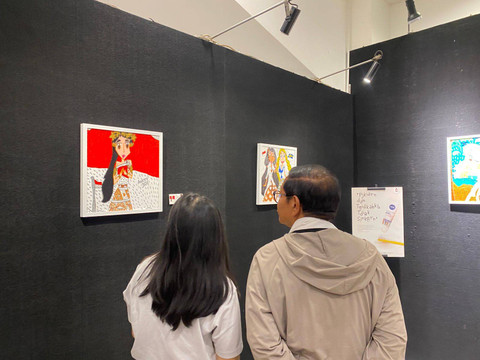 Cagub Jakarta nomor urut 3 Pramono Anung di 75 Gallery, Mampang, Jakarta, membuka pameran Pelukis Istimewa pada Selasa (5/11). Foto: Abid Raihan/kumparan