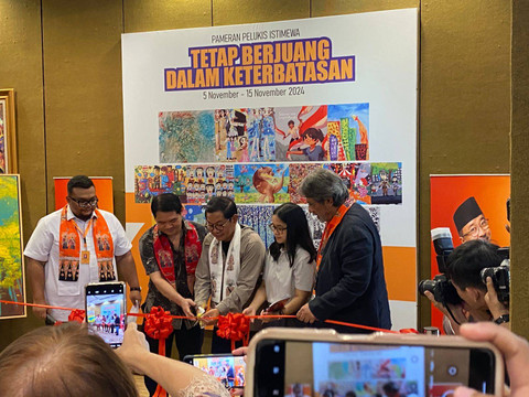 Cagub Jakarta nomor urut 3 Pramono Anung di 75 Gallery, Mampang, Jakarta, membuka pameran Pelukis Istimewa pada Selasa (5/11). Foto: Abid Raihan/kumparan