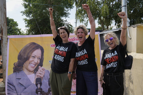 Dari kiri, Fiana Jones dari Inggris, Devony Evans dan Sajron Silalenka dari Amerika Serikat mengenakan kaos dan bersorak untuk calon presiden dari Partai Demokrat, Wakil Presiden Kamala Harris di negara bagian Tamil Nadu, India, Selasa (5/11/2024). Foto: Aijaz Rahi/AP Photo