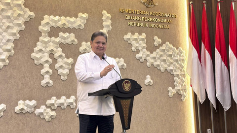 Menko Bidang Perekonomian, Airlangga Hartarto dalam konferensi pers pertumbuhan ekonomi kuartal III di kantornya, Selasa (5/11/2024). Foto: Ave Airiza Gunanto/kumparan