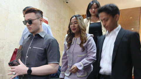 Artis Chikita Meidy usai Diperiksa di Polda Metro Jaya, Selasa (5/11/2024). Foto: Aprilandika Pratama/kumparan