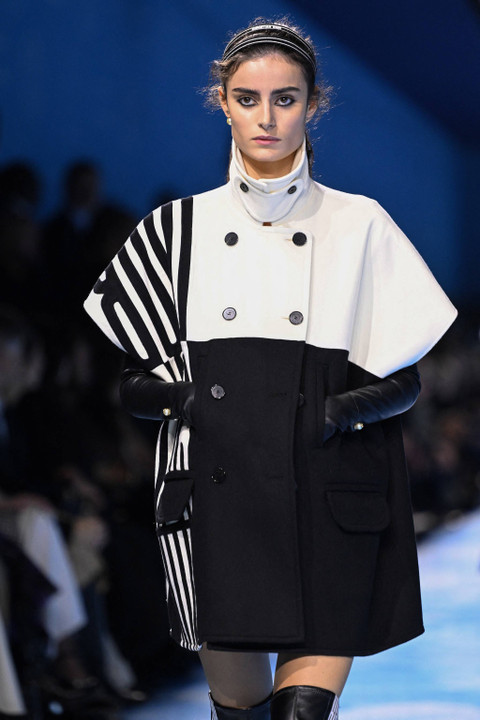 Seorang model memamerkan kreasi Dior untuk koleksi Pakaian Siap Pakai Wanita Musim Semi-Musim Panas 2025 sebagai bagian dari Paris Fashion Week, di Paris pada 24 September 2024. Foto: Bertrand GUAY / AFP