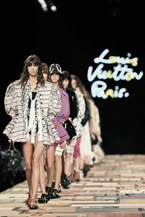 Para model memamerkan kreasi Louis Vuitton untuk koleksi Women Ready-to-wear Spring-Summer 2025 sebagai bagian dari Paris Fashion Week, pada 1 Oktober 2024. Foto: Bertrand GUAY/AFP