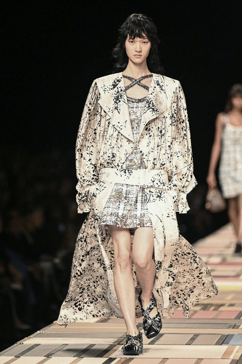 Seorang model memamerkan kreasi Louis Vuitton untuk koleksi Women Ready-to-wear Spring-Summer 2025 sebagai bagian dari Paris Fashion Week, pada 1 Oktober 2024. Foto: Bertrand GUAY/AFP