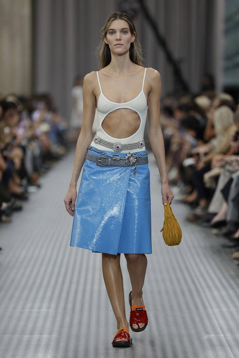 Penyanyi, penulis lagu, dan mantan model asal Kanada, Charlotte Cardin, mempersembahkan kreasi Miu Miu untuk koleksi Women Ready-to-wear Spring-Summer 2025 sebagai bagian dari Paris Fashion Week, di Paris pada 1 Oktober 2024. Foto: GEOFFROY VAN DER HASSELT / AFP