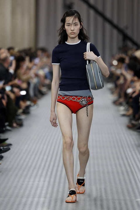 Model Korea Selatan Song Ah Woo mempersembahkan kreasi Miu Miu untuk koleksi Women Ready-to-wear Spring-Summer 2025 sebagai bagian dari Paris Fashion Week, di Paris pada 1 Oktober 2024. Foto: GEOFFROY VAN DER HASSELT / AFP