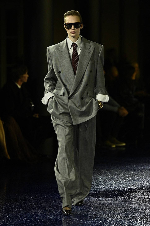 Seorang model memperagakan kreasi Saint Laurent untuk koleksi Women Ready-to-wear Spring-Summer 2025 sebagai bagian dari Paris Fashion Week, di Paris pada 24 September 2024. Foto: JULIEN DE ROSA / AFP