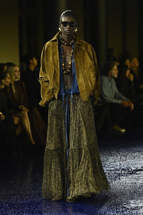 Seorang model memperagakan kreasi Saint Laurent untuk koleksi Women Ready-to-wear Spring-Summer 2025 sebagai bagian dari Paris Fashion Week, di Paris pada 24 September 2024. Foto: JULIEN DE ROSA / AFP