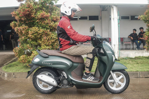 Wartawan kumparan mengendarai New Honda Scoopy saat sesi Test Ride peluncuran New Honda Scoopy di Cikarang, Kabupaten Bekasi, Jawa Barat, Selasa (5/11/2024). Foto: Darryl Ramadhan/kumparan