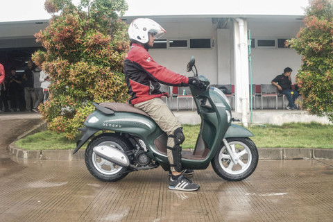 Wartawan kumparan mengendarai New Honda Scoopy saat sesi Test Ride peluncuran New Honda Scoopy di Cikarang, Kabupaten Bekasi, Jawa Barat, Selasa (5/11/2024). Foto: Darryl Ramadhan/kumparan
