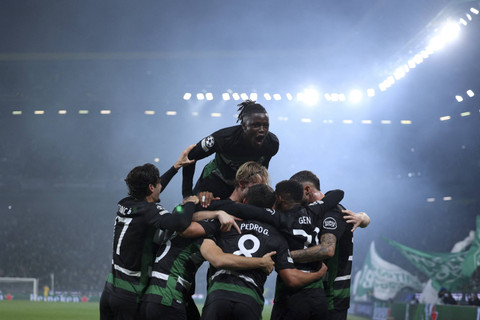 Sejumlah pemain Sporting Lisbon berselebrasi usai rekan setimnya mencetak gol ke gawang Manchester City dalam pertandingan Liga Champions Eropa di Jose Alvalade stadium, Lisbon, Portugal, Selasa (5/11/2024). Foto: Patricia De Melo Moreira/AFP