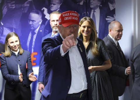 Calon presiden dari Partai Republik dan mantan Presiden AS Donald Trump bersama mantan ibu negara AS Melania Trump mengunjungi markas kampanyenya pada Hari Pemilu di West Palm Beach, Florida, Selasa (5/11/2024). Foto: Brian Snyder/REUTERS