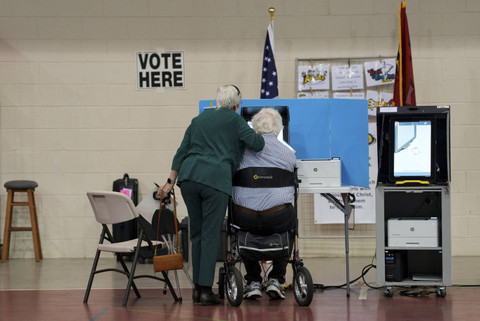 Warga berada berada di bilik suara untuk mencoblos saat Pemilihan Presiden AS 2024 di Georgia, Amerika Serikat, Selasa (5/11/2024). Foto: Eloisa Lopez/REUTERS