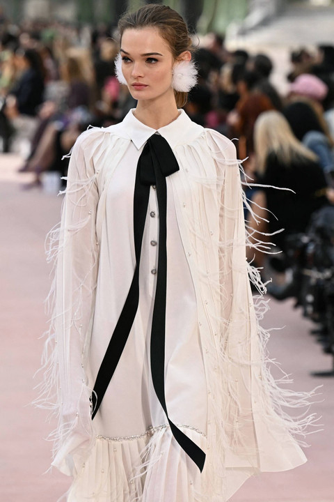 Seorang model memperagakan kreasi Chanel untuk koleksi Women Ready-to-wear Spring-Summer 2025 sebagai bagian dari Paris Fashion Week, di Paris pada tanggal 1 Oktober 2024. Foto: Bertrand GUAY / AFP