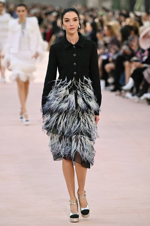 Seorang model memperagakan kreasi Chanel untuk koleksi Women Ready-to-wear Spring-Summer 2025 sebagai bagian dari Paris Fashion Week, di Paris pada tanggal 1 Oktober 2024. Foto: Bertrand GUAY / AFP