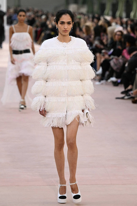 Seorang model memperagakan kreasi Chanel untuk koleksi Women Ready-to-wear Spring-Summer 2025 sebagai bagian dari Paris Fashion Week, di Paris pada tanggal 1 Oktober 2024. Foto: Bertrand GUAY / AFP