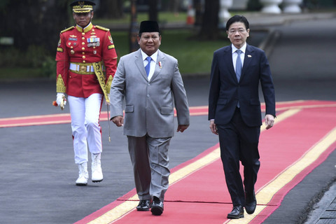 Presiden Prabowo Subianto (kiri) bersama Perdana Menteri Singapura Lawrence Wong (kanan) berjalan untuk memeriksa pasukan di Istana Merdeka, Jakarta, Rabu (6/11/2024). Foto: Hafidz Mubarak A/Antara Foto 