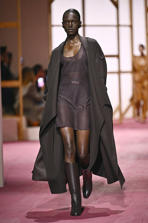 Seorang model memamerkan kreasi Hermes untuk koleksi Pakaian Siap Pakai Wanita Musim Semi-Musim Panas 2025 sebagai bagian dari Paris Fashion Week, di Paris pada 28 September 2024. Foto; JULIEN DE ROSA / AFP