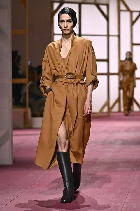 Seorang model memamerkan kreasi Hermes untuk koleksi Pakaian Siap Pakai Wanita Musim Semi-Musim Panas 2025 sebagai bagian dari Paris Fashion Week, di Paris pada 28 September 2024. Foto; JULIEN DE ROSA / AFP
