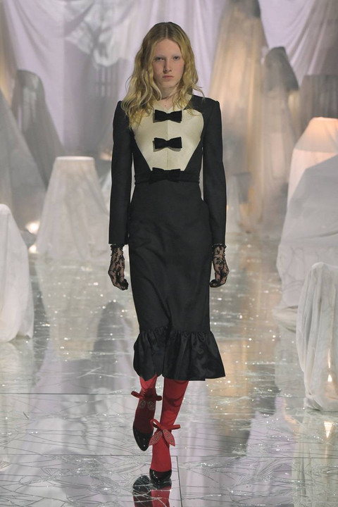 Seorang model memamerkan kreasi Valentino untuk koleksi Pakaian Siap Pakai Wanita Musim Semi-Musim Panas 2025 sebagai bagian dari Paris Fashion Week, di Paris pada 28 September 2024. Foto: Valentino