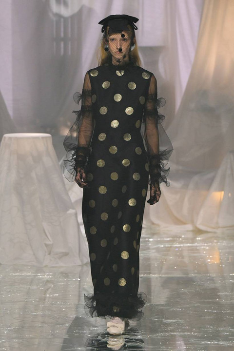 Seorang model memamerkan kreasi Valentino untuk koleksi Pakaian Siap Pakai Wanita Musim Semi-Musim Panas 2025 sebagai bagian dari Paris Fashion Week, di Paris pada 28 September 2024. Foto: Valentino