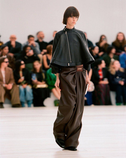 Seorang model memamerkan kreasi Loewe untuk koleksi Musim Semi-Musim Panas 2025 sebagai bagian dari Paris Fashion Week. Foto: Instagram @loewe