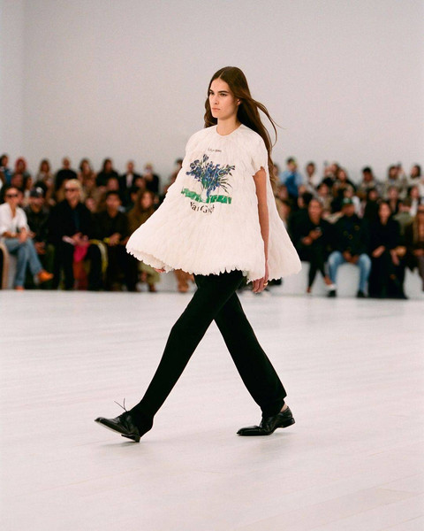 Seorang model memamerkan kreasi Loewe untuk koleksi Musim Semi-Musim Panas 2025 sebagai bagian dari Paris Fashion Week. Foto: Instagram @loewe