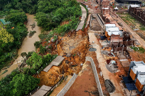Foto udara lokasi tanah longsor di Jalan Rancahaur, Desa Karang Tengah, Pagedangan, Kabupaten Tangerang, Banten, Rabu (6/11/2024). Foto: Sulthony Hasanuddin/ANTARA FOTO 