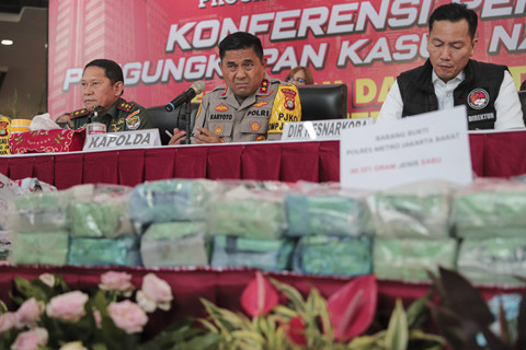 Kapolda Metro Jaya Irjenpol Karyoto didampingi Dirresnarkoba Kombespol Donald Parlaungan menyampaikan keterangan pers terkait pengungkapan kasus peredaran gelap narkotika jenis sabu dan ekstasi di Polda Metro Jaya, Jakarta, Rabu (6/11/2024).  Foto: Iqbal Firdaus/kumparan