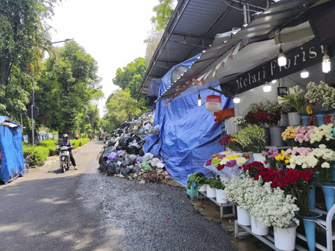 Kios bunga di samping gunungan sampah di depo sampah Kotabaru, Kota Yogyakarta, Rabu (6/11/2024). Foto: Arfiansyah Panji Purnandaru/kumparan