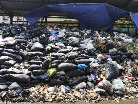 Kios bunga di samping gunungan sampah di depo sampah Kotabaru, Kota Yogyakarta, Rabu (6/11/2024). Foto: Arfiansyah Panji Purnandaru/kumparan