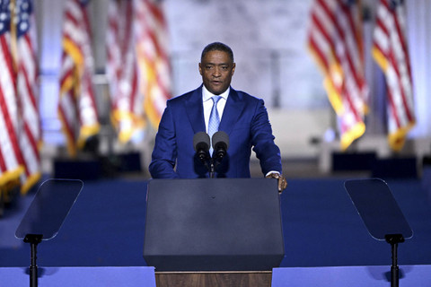 Mantan anggota DPR AS dan ketua kampanye Harris, Cedric Richmond, berbicara dalam acara malam pemilihan Wakil Presiden AS dan calon presiden dari Partai Demokrat, Kamala Harris, di Universitas Howard, Washington, DC, pada 6 November 2024. Foto:  SAUL LOEB/AFP