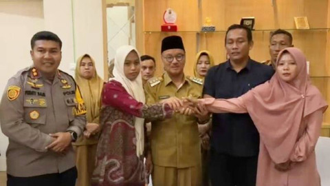 Kapolres Konsel AKBP Febry Sam (kiri), Guru Honorer Konsel Supriyani (kedua kiri), Bupati Konsel Surunuddin Dangga (tengah), dan Aipda Wibowo Hasyim (kedua kanan) saat bersepakat untuk damai. Foto: ANTARA