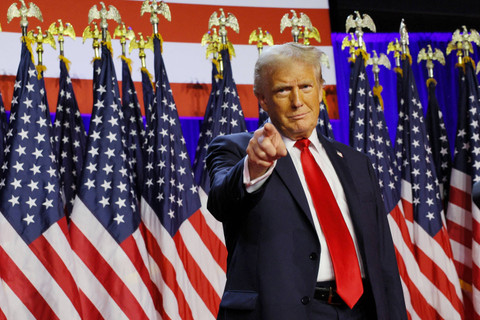 Calon presiden dari Partai Republik Donald Trump tiba untuk menyampaikan pidato kemenangan Pemilu AS 2024 di Palm Beach County Convention Center, West Palm Beach, Florida, AS, Rabu (6/11/2024). Foto: Brian Snyder/REUTERS