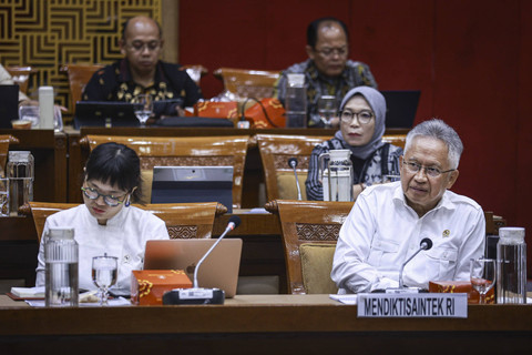 Mendiktisaintek Satryo Soemantri Brodjonegoro (kanan) bersama Wamendiktisaintek Stella Christie (kiri) mengikuti rapat kerja dengan Komisi X DPR di Kompleks Parlemen, Senayan, Jakarta, Rabu (6/11/2024) Foto: Dhemas Reviyanto/ANTARA FOTO