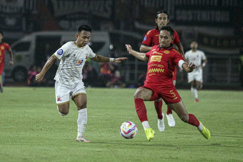 Pemain Persija Jakarta Rizky Ridho (kanan) berebut bola dengan pemain Madura United Irfan (kiri) dalam lanjutan BRI Liga 1 di Stadion Pakansari, Kabupaten Bogor, Jawa Barat, Rabu (6/11/2024). Foto: Yulius Satria Wijaya/ANTARA FOTO