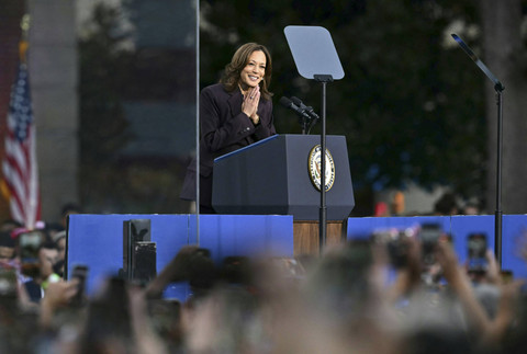 Wakil presiden AS sekaligus calon Presiden AS dari partai Demokrat Kamala Harris menyampaikan pidato di Universitas Howard, Washington DC, Amerika Serikat, Rabu (6/11/2024). Foto: Angela Weiss/AFP