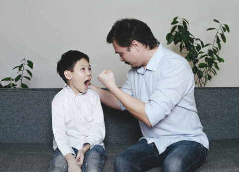 Penjelasan Psikolog soal Cara Bijak Orang Tua Membela Anak yang Dapat Perlakuan Tidak Menyenangkan. Foto: Shutterstock