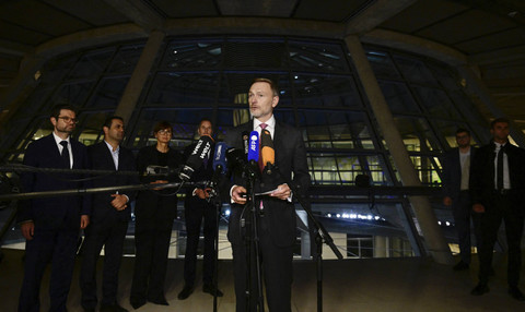 Menteri Keuangan Jerman Christian Lindner berpidato dalam sebuah konferensi pers di gedung Reichstag, yang merupakan rumah bagi majelis rendah parlemen Jerman (Bundestag) di Berlin, setelah pertemuan komite koalisi, Rabu (6/11/2024). Foto: John Macdougall/AFP