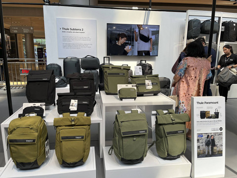 Produk tas yang dipajang di Thule Expo 2024 di Main Atrium Mall PIK Avenue pada Kamis (7/11/2024). Foto: Gitario Vista Inasis/kumparan