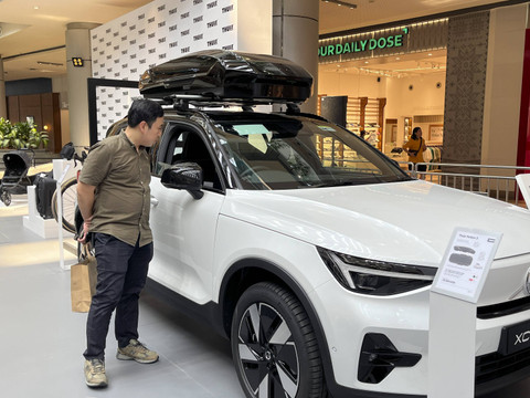 Pengunjung yang sedang melihat koleksi roof box yang dipajang di Thule Expo 2024 di Main Atrium Mall PIK Avenue pada Kamis (7/11/2024). Foto: Gitario Vista Inasis/kumparan